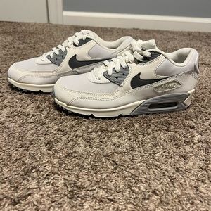 NWOB Womens Nike Air Max size 8.5